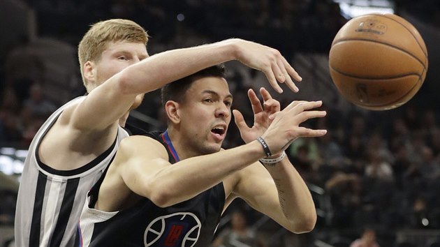 Austin Rivers (vpravo) z LA Clippers a Davis Bertans ze San Antonia bojuj o m.