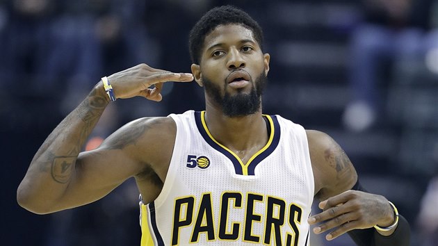 Paul George z Indiany slav svou trefu.