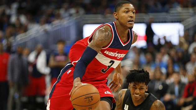 Bradley Beal z Washingtonu se hrne ke koi Orlanda, na palubovku poslal Elfrida Paytona.