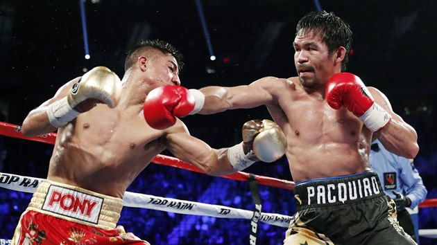 Jessie Vargas (vlevo) a Manny Pacquiao bojuj o boxersk svtov titul.