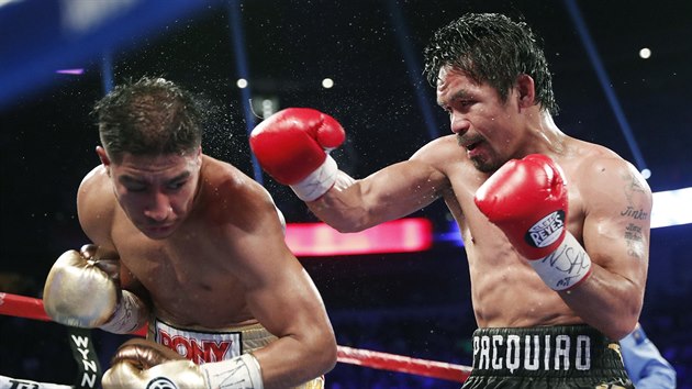 Jessie Vargas (vlevo) a Manny Pacquiao bojuj o boxersk svtov titul.