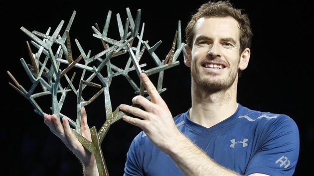 Britsk tenista Andy Murray hrd pzuje s trofej pro vtze turnaje v Pai.