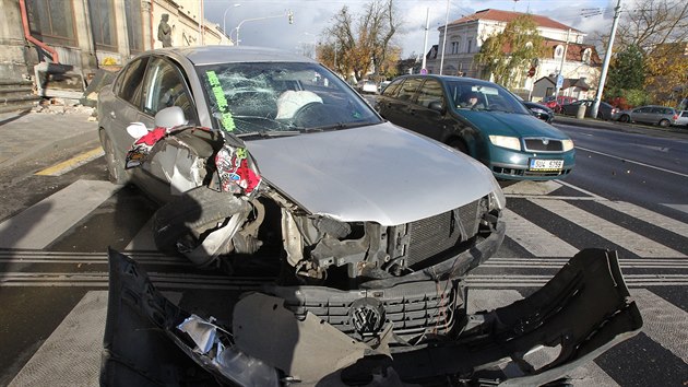 Kuriozn nehoda u teplickho vlakovho ndra. Osobn automobil tam naboural do sochy.