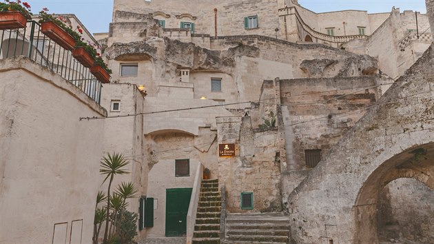 Msto Matera, ktermu se v minulosti kalo hlavn msto bdy, je zapsno na seznamu svtovho ddictv UNESCO od roku 1993. Nachz se na jihu Apeninskho poloostrova v kraji Luknie (Basilicata) piblin 40 kilometr od msta Bari. 