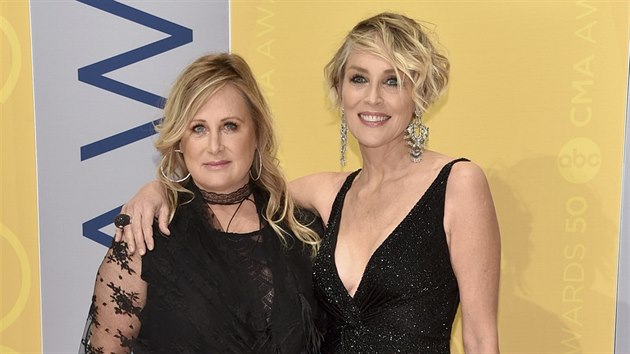 Sharon Stone a jej sestra Kelly na CMA Awards (Nashville, 2. listopadu 2016)