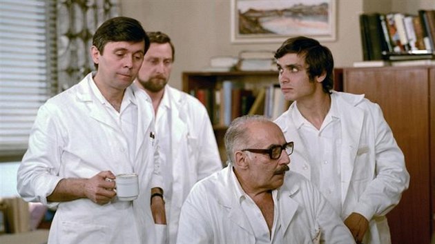 Josef Abrhm, Ladislav Frej, Milo Kopeck a Oldich Kaiser v serilu Nemocnice na kraji msta (1981)
