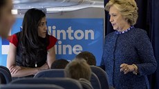 Hillary Clintonová a její dvrnice Huma Abedinová. (28.10. 2016)