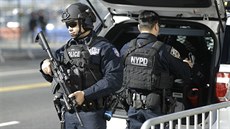 Ulice New Yorku během voleb střeží 5000 policistů (8. listopadu 2016) Ulice New Yorku během voleb střeží 5000 policistů (8. listopadu 2016)