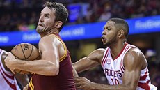 NEDÁM. Kevin Love z Clevelandu si chrání mí ped agresivním napadáním Erica...