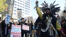Demonstrace indián z kmene Sioux, ekologických aktivist, ale i zástupc...
