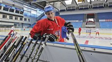 TAK KTEROU? Český útočník Tomáš Hyka si vybírá na tréninku reprezentace hokejku. TAK KTEROU? Český útočník Tomáš Hyka si vybírá na tréninku reprezentace hokejku.
