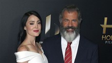 Mel Gibson s partnerkou Rosalind Rossovou (6. listopad 2016) Mel Gibson s partnerkou Rosalind Rossovou (6. listopad 2016)