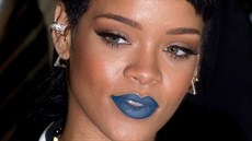 Zpvaka Rihanna s matn modrou rtnkou