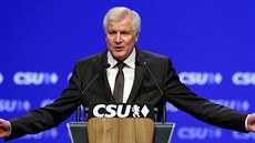 Bavorský premiér a éf CSU Horst Seehofer hovoí na sjezdu strany v Mnichov...