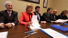 Podepisování krajské koalice v Karlových Varech. Hejtmankou bude Jana... Podepisování krajské koalice v Karlových Varech. Hejtmankou bude Jana...