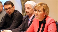 Podepisování krajské koalice v Karlových Varech. Hejtmankou bude Jana... Podepisování krajské koalice v Karlových Varech. Hejtmankou bude Jana...