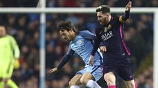 Kapitán Barcelony Lionel Messi v souboji s Davidem Silvou z Manchesteru City.