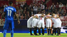 ZA POSTUPEM. Fotbalisté Sevilly se povzbuzují ped utkáním Ligy mistr proti...