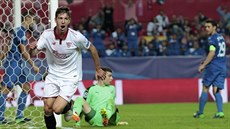 Fotbalista Sevilly Luciano Vietto se raduje z prvního gólu v zápase proti...