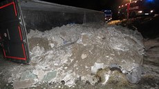 Za Libínským sedlem směrem na Prachatice se v úterý večer převrátil v zatáčce... Za Libínským sedlem směrem na Prachatice se v úterý večer převrátil v zatáčce...