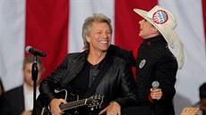 Jon Bon Jovi a Lady Gaga na mítinku Hillary Clintonové ve mst Raleigh (7....
