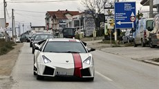 Replika Lamborghini Reventón v ulicích kosovského msta Gjilan
