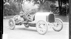 Louis Chevrolet za volantem závodního stroje Buick