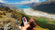 Krteček u jezera Lake Wakatipu na Novém Zélandu. Poznáváte krajinu z Pána... Krteček u jezera Lake Wakatipu na Novém Zélandu. Poznáváte krajinu z Pána...
