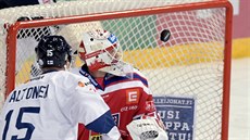 eský gólman imon Hrubec vyráí puk ped finským útoníkem Miro Aaltonenem.