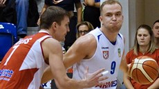 Děčínský rozehrávač Ondřej Šiška (vpravo) útočí přes Radka Nečase z Pardubic. Děčínský rozehrávač Ondřej Šiška (vpravo) útočí přes Radka Nečase z Pardubic.