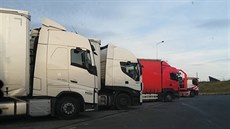 Kvůli svátku v Německu ucpaly kamiony přechod Rozvadově Kvůli svátku v Německu ucpaly kamiony přechod Rozvadově