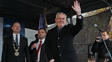Prezident Miloš Zeman na mítinku v Orlové na Karvinsku. (2. listopadu 2016) Prezident Miloš Zeman na mítinku v Orlové na Karvinsku. (2. listopadu 2016)