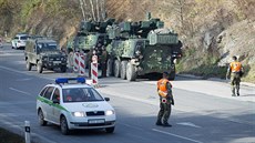 V Táboře se srazilo pět pandurů a auto. V Táboře se srazilo pět pandurů a auto.