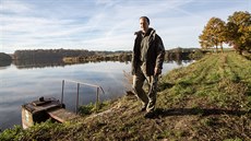 Jan Čadek stojí u rybníka Starý. Bydlí poblíž a tvrdí, že hráz potřebuje... Jan Čadek stojí u rybníka Starý. Bydlí poblíž a tvrdí, že hráz potřebuje...