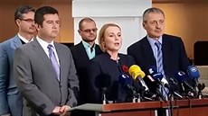 Poslanci napříč stranami, včetně ministra obrany Martina Stropnického z ANO.... Poslanci napříč stranami, včetně ministra obrany Martina Stropnického z ANO....