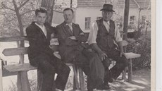 Fotografie Milana Hlobílka (zleva), jeho otce a strýce pochází jet ze...