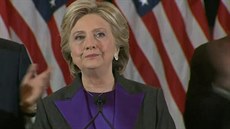 Clintonová gratulovala Trumpovi, kampa pro ní byla ctí