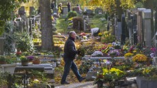 Tisíce lidí vyrazily uklidit hroby svých zesnulých příbuzných na jeden z 29... Tisíce lidí vyrazily uklidit hroby svých zesnulých příbuzných na jeden z 29...