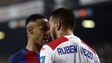 CHCEŠ ČELO? Barcelonský Neymar (vlevo) a Ruben Vezo z Granady během konfliktu v... CHCEŠ ČELO? Barcelonský Neymar (vlevo) a Ruben Vezo z Granady během konfliktu v...