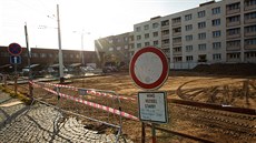 Řidiči přišli kvůli opravě o parkovací místa. Postupně mizí i stojany na kola. Řidiči přišli kvůli opravě o parkovací místa. Postupně mizí i stojany na kola.