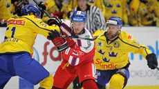 eský hokejista Tomá Filippi se probíjí védskou obranou.