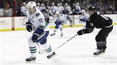 Daniel Sedin z Vancouveru ujídí do brejku, pokouí se ho zastavit Shane Prince...