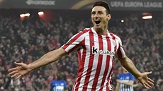 Aritz Aduriz z Athletiku Bilbao slaví jeden z pti gól proti Genku.