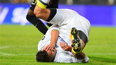 Nizozemský fotbalista Robin van Persie z Fenerbahce se drží za oko, ze kterého... Nizozemský fotbalista Robin van Persie z Fenerbahce se drží za oko, ze kterého...