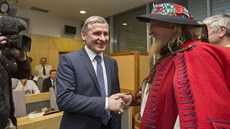 Čunka přijel v kroji podpořit Ladislav Jelínek, který přivezl slivovici ze... Čunka přijel v kroji podpořit Ladislav Jelínek, který přivezl slivovici ze...