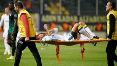 Zranný nizozemský fotbalista Robin van Persie z Fenerbahce je odnáen ze...