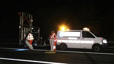 Opilý řidič srazil na 28. kilometru v zúžení několik značek. Z auta následně... Opilý řidič srazil na 28. kilometru v zúžení několik značek. Z auta následně...
