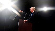 Donald Trump během svého projevu v Severní Karolíně (3. listopadu 2016). Donald Trump během svého projevu v Severní Karolíně (3. listopadu 2016).