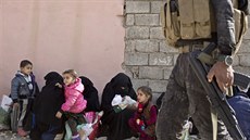 Z Mosulu u od zaátku osvobozování uteklo asi 18 000 lidí. Jejich první...