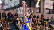 Ryan Canty (v modrém) z Jindřichova Hradce smečuje do ústeckého koše. Ryan Canty (v modrém) z Jindřichova Hradce smečuje do ústeckého koše.